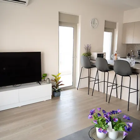 Elegant And Cozy Flat Near Pagrati Region *
